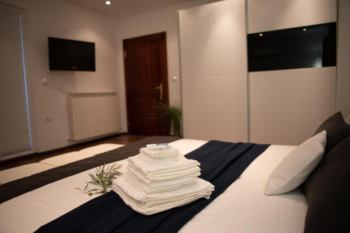 Castle House Rooms, Swimming Pool & Sauna & Tennis Court & Wine Cellar Sežana エクステリア 写真
