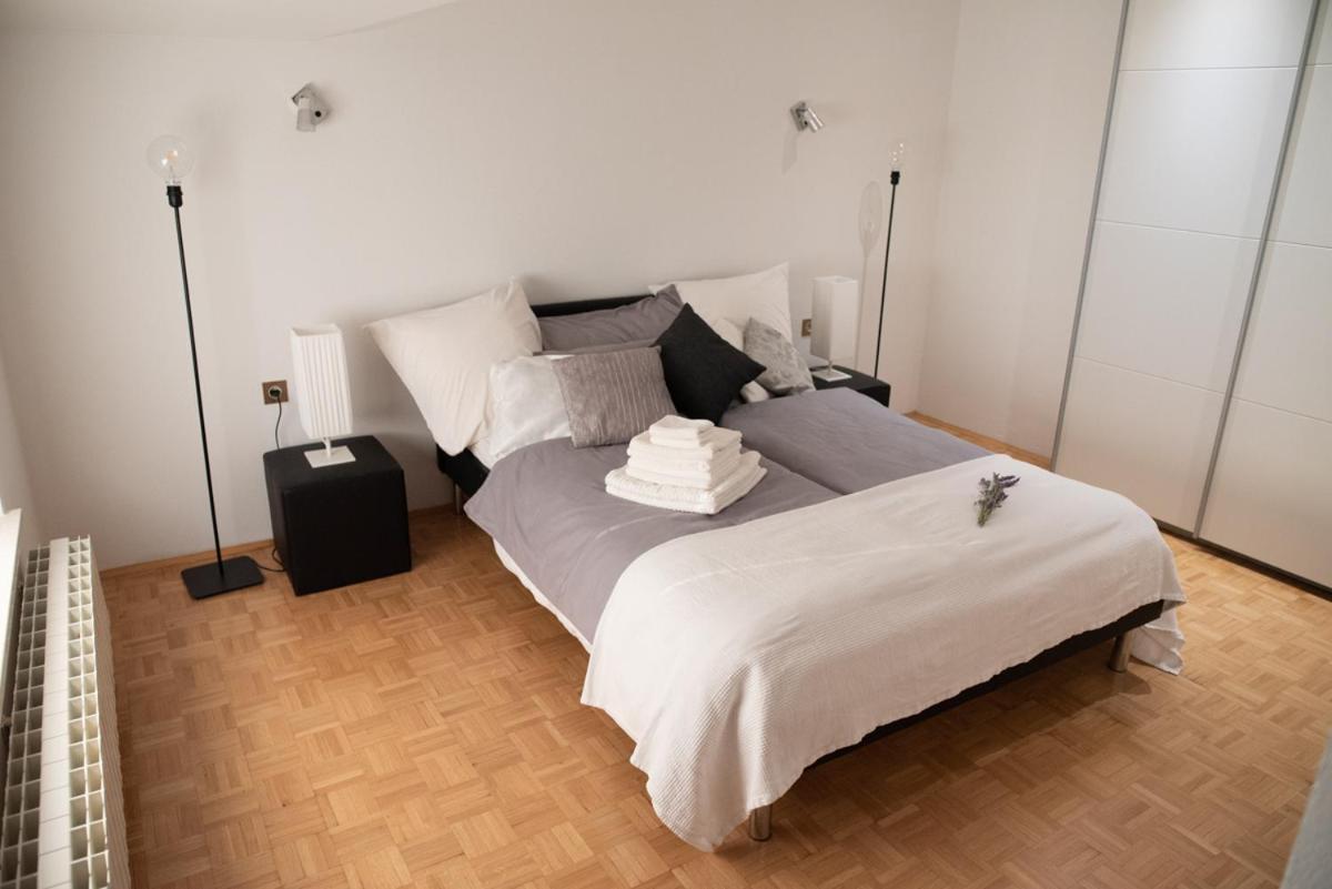 Castle House Rooms, Swimming Pool & Sauna & Tennis Court & Wine Cellar Sežana エクステリア 写真