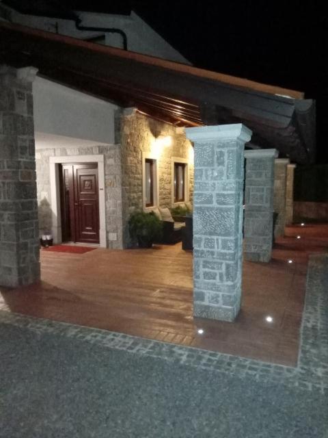Castle House Rooms, Swimming Pool & Sauna & Tennis Court & Wine Cellar Sežana エクステリア 写真